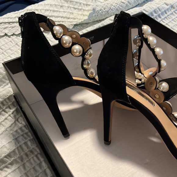 Heels with matching clutch. - Picture 10 of 10